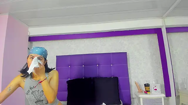 Snapshot of LeaMoreau22 chatting on 11/22/25, 12:37 LeaMoreau22 online show from 11/22/25, 12:37