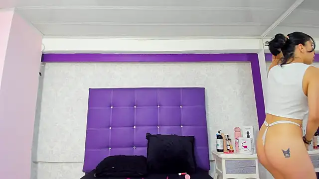 Snapshot of LeaMoreau22 chatting on 10/14/25, 12:17 LeaMoreau22 online show from 10/14/25, 12:17