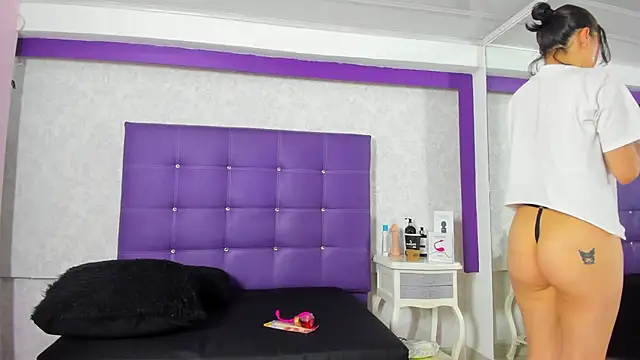 Snapshot of LeaMoreau22 chatting on 10/12/25, 12:17 LeaMoreau22 online show from 10/12/25, 12:17