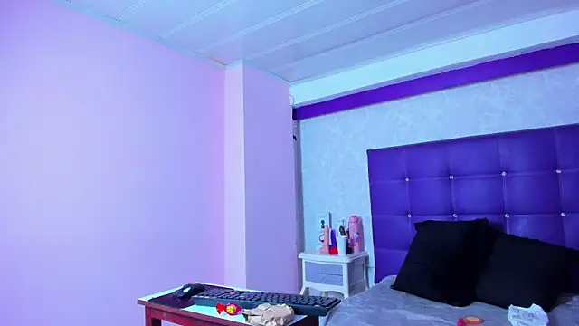 Snapshot of LeaMoreau22 chatting on 11/29/25, 12:27 LeaMoreau22 online show from 11/29/25, 12:27