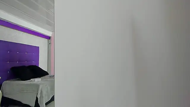 Snapshot of LeaMoreau22 chatting on 11/01/25, 11:59 LeaMoreau22 online show from 11/01/25, 11:59