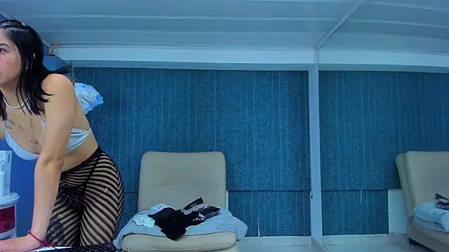 Snapshot of LeaMoreau22 chatting on 12/16/25, 12:20 LeaMoreau22 online show from 12/16/25, 12:20