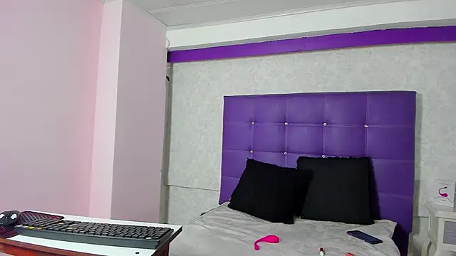 Snapshot of LeaMoreau22 chatting on 11/21/25, 12:04 LeaMoreau22 online show from 11/21/25, 12:04