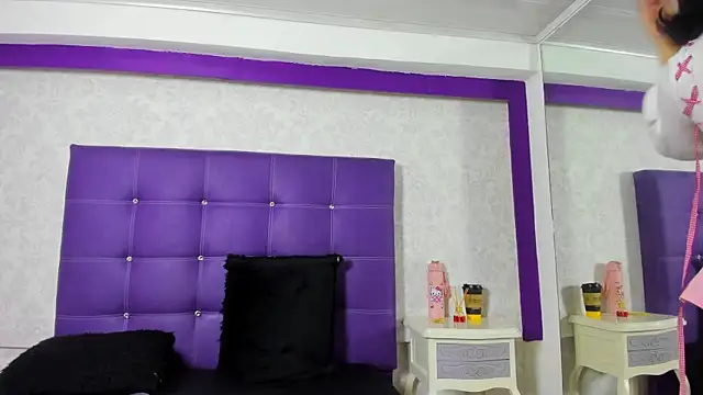 Snapshot of LeaMoreau22 chatting on 10/15/25, 12:13 LeaMoreau22 online show from 10/15/25, 12:13