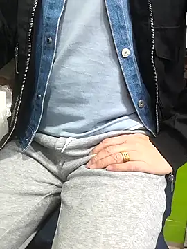 Snapshot of chougegg0214 chatting on 11/16/25, 11:04 chougegg0214 online show from 11/16/25, 11:04