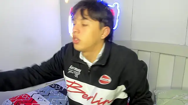 StiwenTwink online show from 10/31/25, 12:02