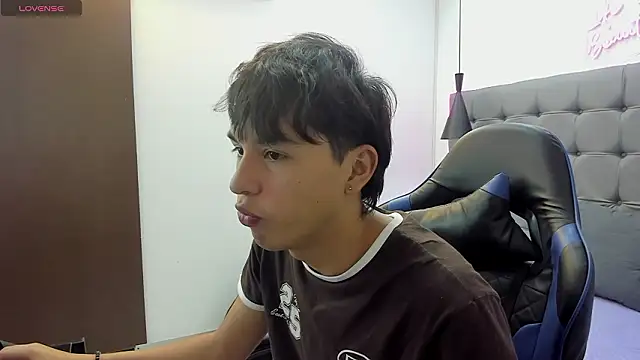 Snapshot of StiwenTwink chatting on 03/25/26, 01:32 StiwenTwink online show from 03/25/26, 01:32