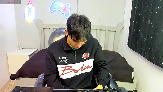 StiwenTwink online show from 11/15/25, 01:59