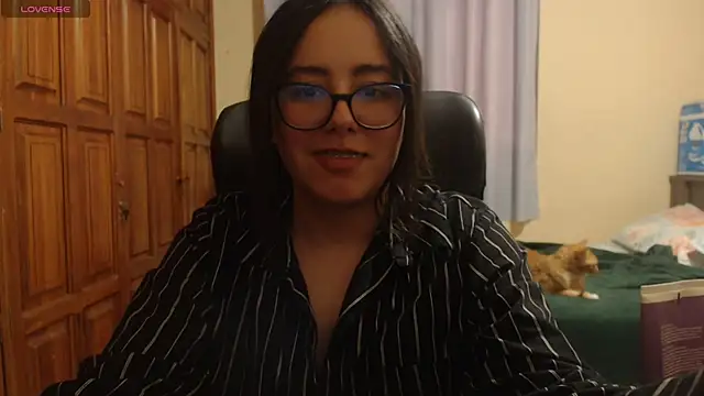 Venus cat  online show from 12/16/25, 10:47