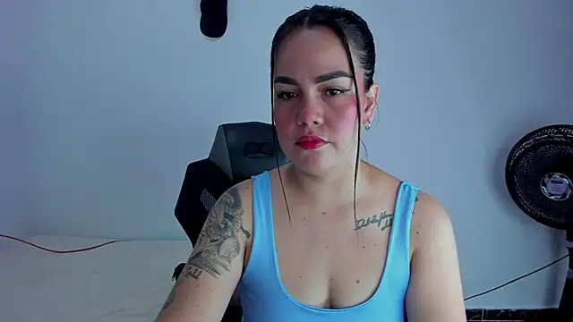 Snapshot of sweet_charm_ chatting on 12/15/25, 04:24 sweet charm online show from 12/15/25, 04:24