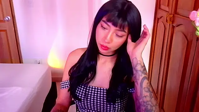 emma web  online show from 11/12/25, 03:38