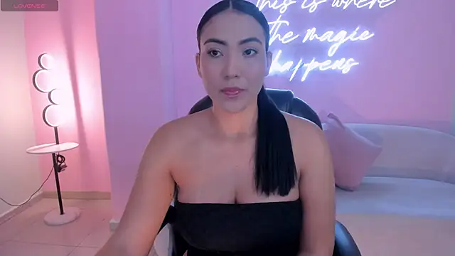 Snapshot of NatalieLewis chatting on 04/23/26, 12:11 NatalieLewis online show from 04/23/26, 12:11