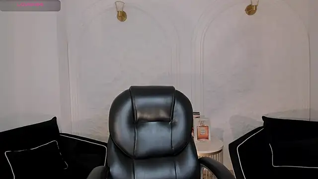 Snapshot of NatalieLewis chatting on 06/19/26, 12:00 NatalieLewis online show from 06/19/26, 12:00