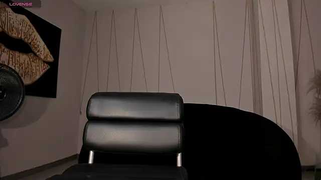 Snapshot of EmilyJohnsonX1 chatting on 11/28/25, 05:18 EmilyJohnsonX1 online show from 11/28/25, 05:18