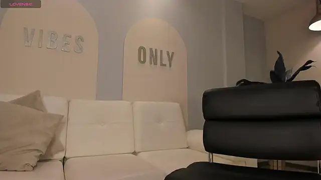 Snapshot of EmilyJohnsonX1 chatting on 12/17/25, 02:16 EmilyJohnsonX1 online show from 12/17/25, 02:16