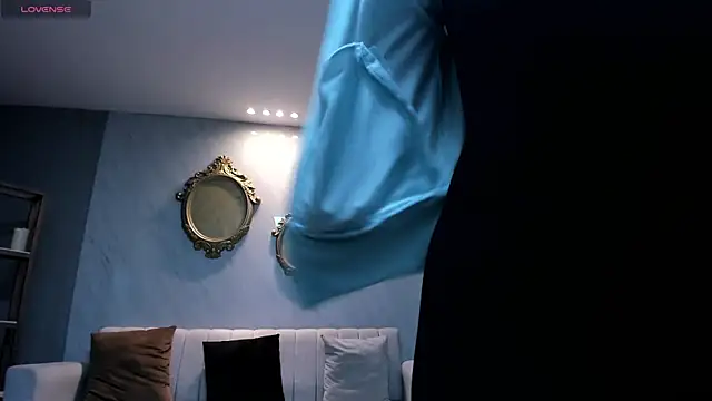 Snapshot of EmilyJohnsonX1 chatting on 12/19/25, 01:24 EmilyJohnsonX1 online show from 12/19/25, 01:24