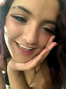 Snapshot of AuroraPink_ chatting on 10/17/25, 05:33 AuroraPink online show from 10/17/25, 05:33