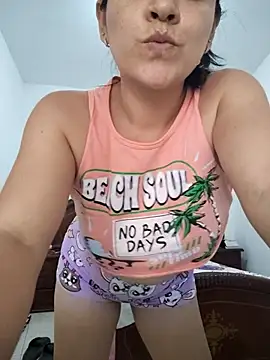 Snapshot of LindaSalo33 chatting on 10/05/25, 05:58 LindaSalo33 online show from 10/05/25, 05:58