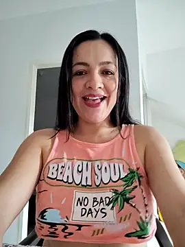 Snapshot of LindaSalo33 chatting on 10/15/25, 07:00 LindaSalo33 online show from 10/15/25, 07:00
