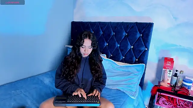 laylaa fox online show from 10/08/25, 07:47