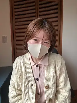 Snapshot of momo_yuipu chatting on 10/21/25, 01:05 momo yuipu online show from 10/21/25, 01:05