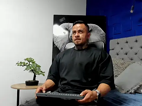 Snapshot of ZEUS-KING chatting on 10/03/25, 12:36 ZEUS-KING online show from 10/03/25, 12:36