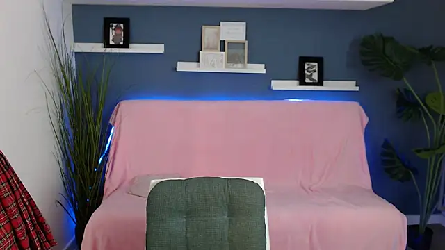 Snapshot of GoldenRose_ chatting on 10/11/25, 12:06 GoldenRose online show from 10/11/25, 12:06