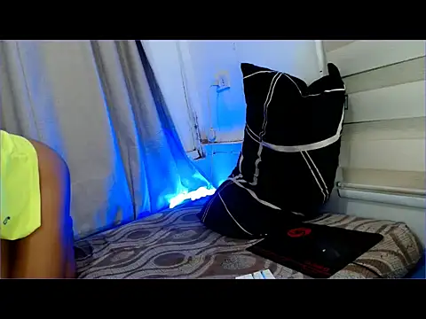 Snapshot of ella_foxtrot chatting on 10/26/25, 02:01 ella foxtrot online show from 10/26/25, 02:01