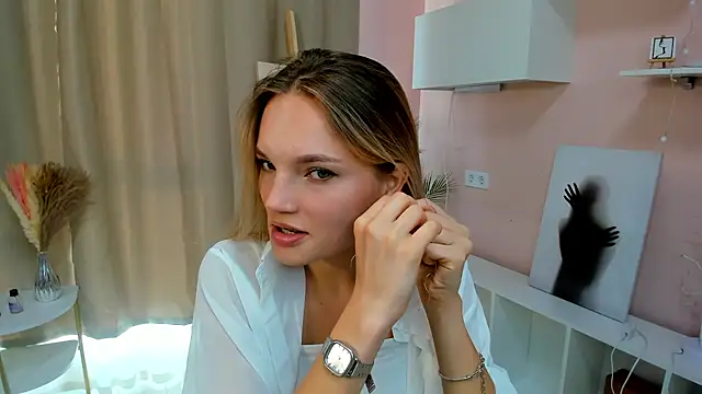 JulieLupo online show from 10/08/25, 06:15