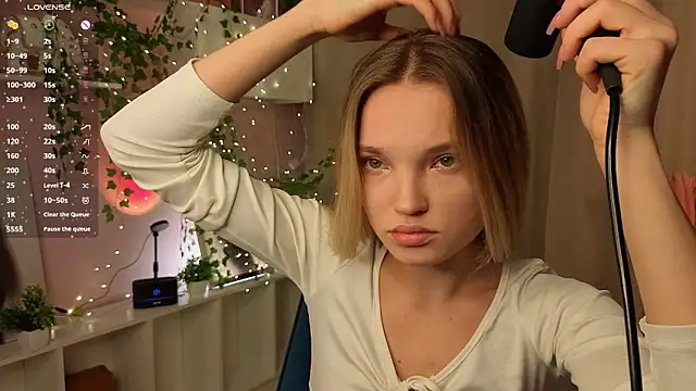 JulieLupo online show from 11/14/25, 06:06