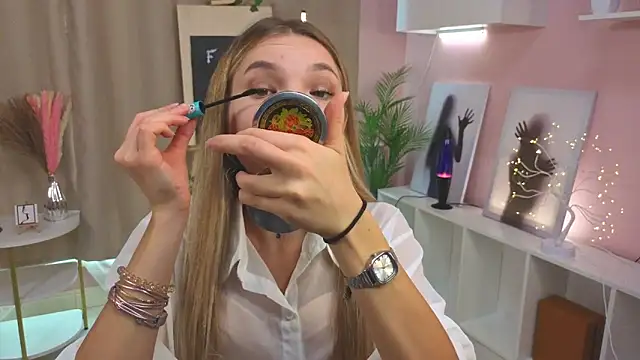 JulieLupo online show from 10/12/25, 06:15