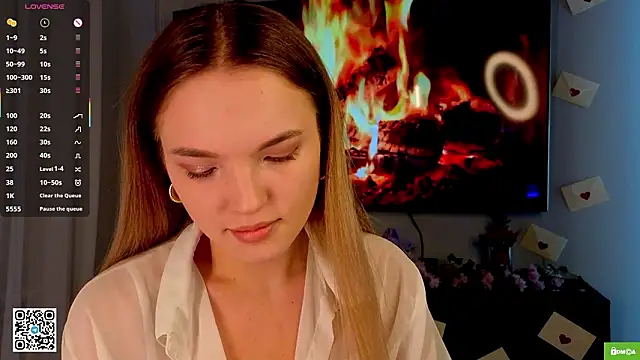 Snapshot of JulieLupo chatting on 02/18/26, 06:11 JulieLupo online show from 02/18/26, 06:11