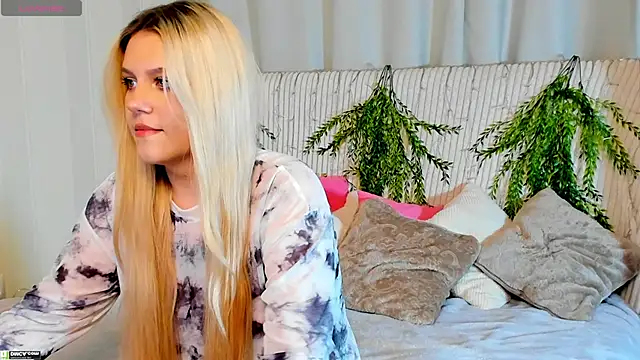 Snapshot of Malisha_kiss chatting on 10/25/25, 09:30 Malisha kiss online show from 10/25/25, 09:30