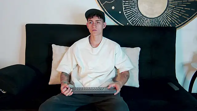 Snapshot of LukeSavagge chatting on 10/10/25, 07:58 LukeSavagge online show from 10/10/25, 07:58