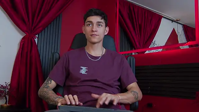 Snapshot of LukeSavagge chatting on 10/30/25, 12:36 LukeSavagge online show from 10/30/25, 12:36