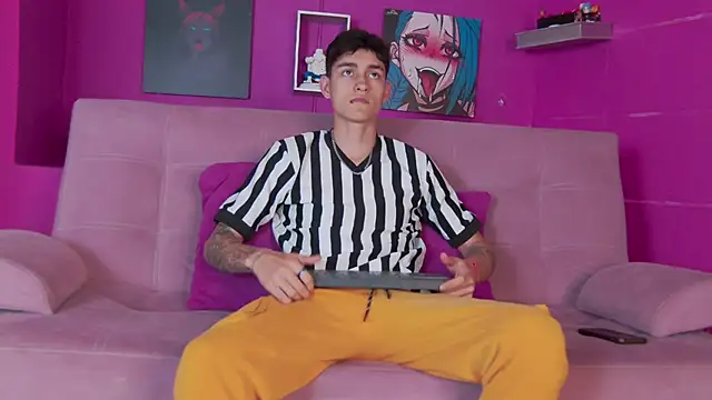 Snapshot of LukeSavagge chatting on 10/25/25, 12:50 LukeSavagge online show from 10/25/25, 12:50