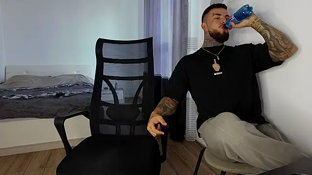 MasculineGuy99 online show from 11/03/25, 08:51