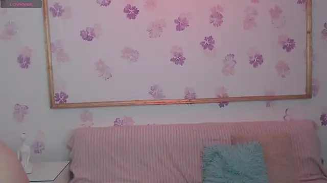 Snapshot of Alyy_cute_ chatting on 10/21/25, 02:05 Alyy cute online show from 10/21/25, 02:05