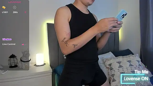 Snapshot of JARETHH chatting on 10/15/25, 11:18 JARETHH online show from 10/15/25, 11:18