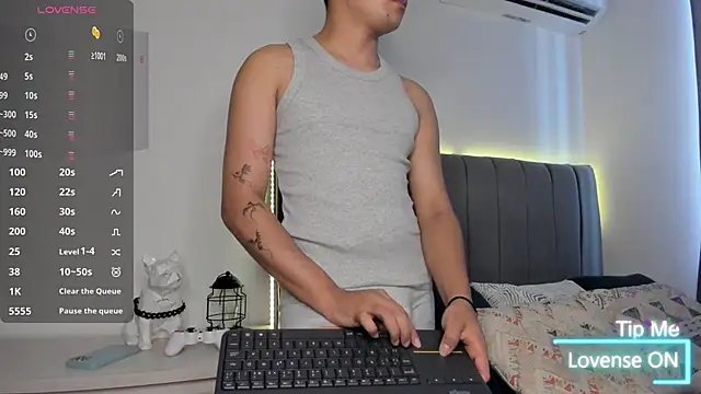 Snapshot of JARETHH chatting on 10/29/25, 01:32 JARETHH online show from 10/29/25, 01:32