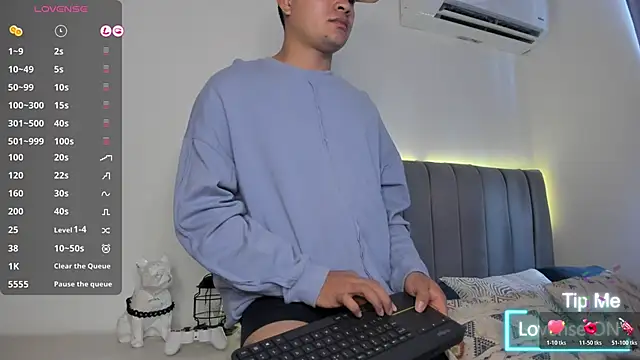 Snapshot of JARETHH chatting on 10/28/25, 01:32 JARETHH online show from 10/28/25, 01:32