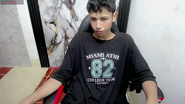 Snapshot of Im_david02 chatting on 12/18/25, 02:32 Im david02 online show from 12/18/25, 02:32