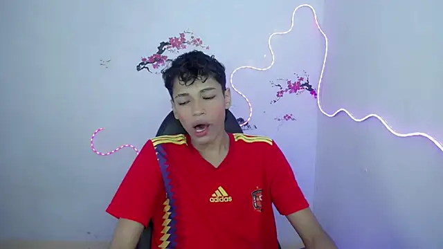 Snapshot of Im_david02 chatting on 11/21/25, 12:48 Im david02 online show from 11/21/25, 12:48