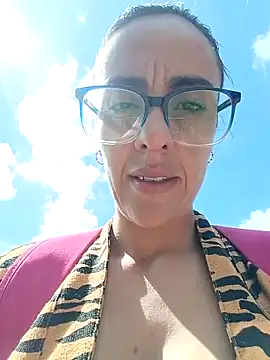 Jade 1-9 online show from 10/21/25, 02:27