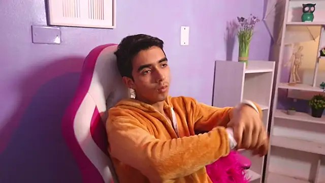 Hottie Guy online show from 10/24/25, 06:18