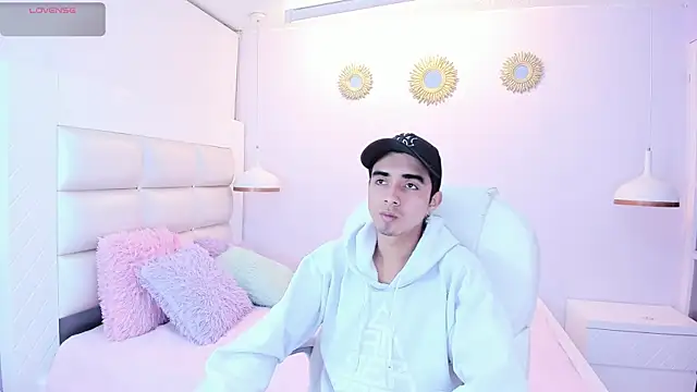 Hottie Guy online show from 11/08/25, 06:11