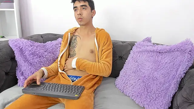 Hottie Guy online show from 10/17/25, 05:59