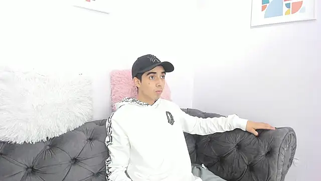 Hottie Guy online show from 10/29/25, 05:45