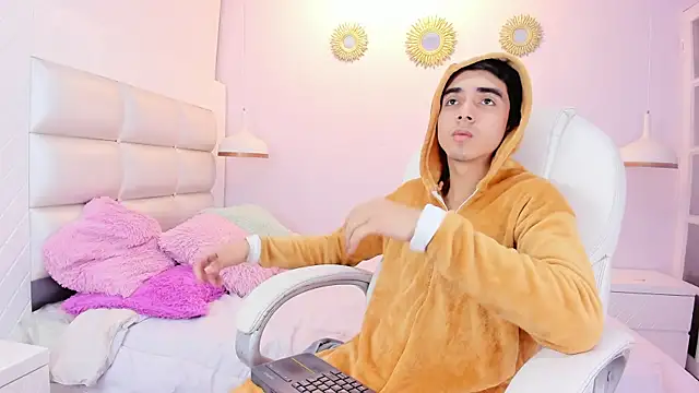 Hottie Guy online show from 11/14/25, 05:49