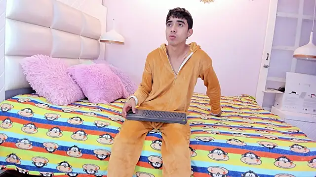 Hottie Guy online show from 10/15/25, 05:54
